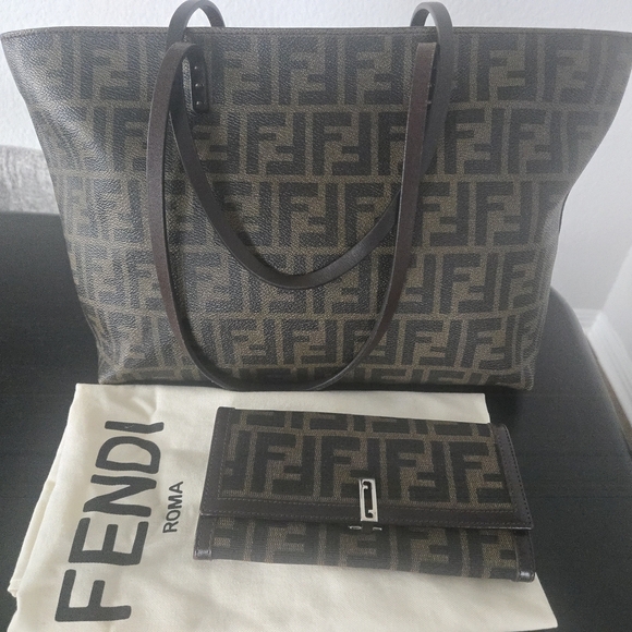 Fendi Handbags - Fendi Zucca Print Brown Zippered Tote And Wallet Set Excellent Used Condition